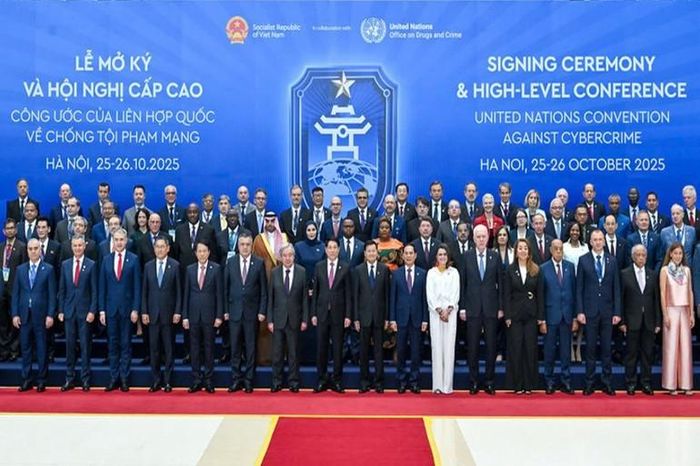  Chủ tịch nước Lương Cường, Tổng thư ký Liên hợp quốc và lãnh đạo, đại diện các nước tham dự Lễ mở ký Công ước của Liên hợp quốc về chống tội phạm mạng. (Ảnh: THỦY NGUYÊN) 