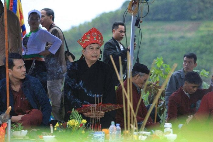 Nghệ nhân nhân dân Bùi Văn Minh thực hiện nghi lễ cơm mới tại Lễ hội. Ảnh: LĐ