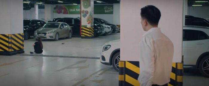 Ngân khóc vì cảm thấy tổn thương trước lời nói của Viễn.
