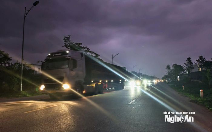 Quốc lộ 46 có nhiều phương tiện lưu thông nhưng từ đầu năm đến nay không có điện chiếu sáng. Ảnh: Diệp Thanh