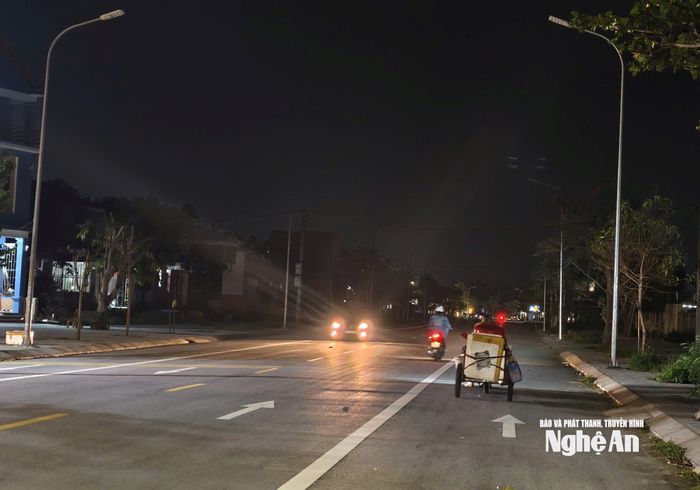 Một tuyến đường trung tâm phường Cửa Lò không có điện chiếu sáng dù đã sau 18h30' (Ảnh chụp ngày 22/10/2025). Ảnh: Diệp Thanh