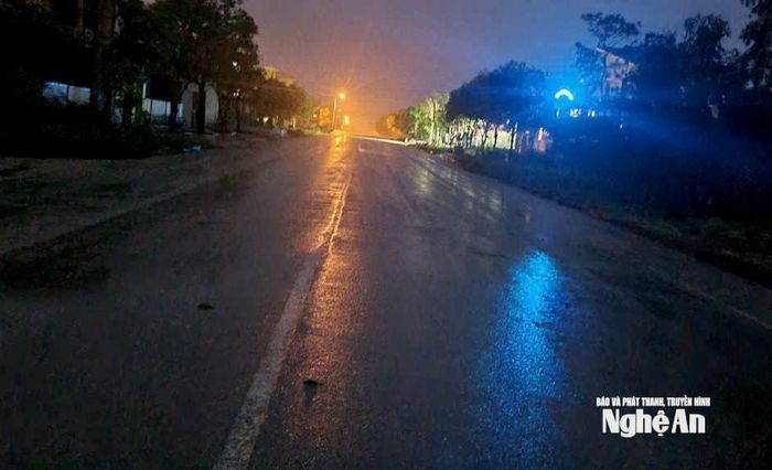 Nhiều tuyến đường nội xóm ngay gần trung tâm cũng không có điện. Ảnh: NVCC