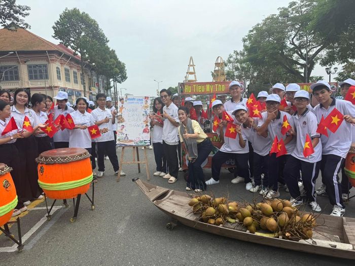 MC Phí Linh tại điểm cầu Đồng Tháp.