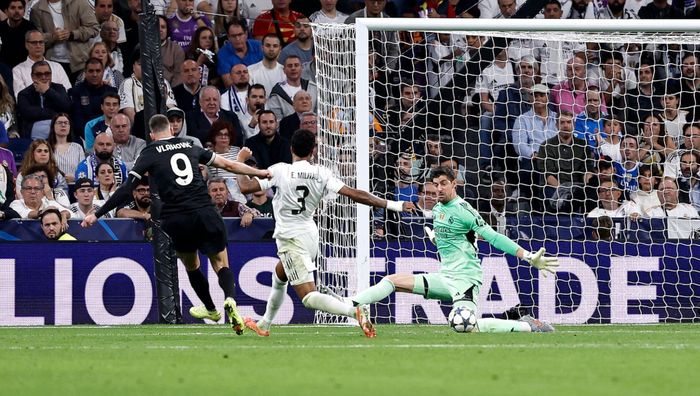 Khoảnh khắc cứu thua của Courtois trước Vlahovic. Ảnh: Diario AS
