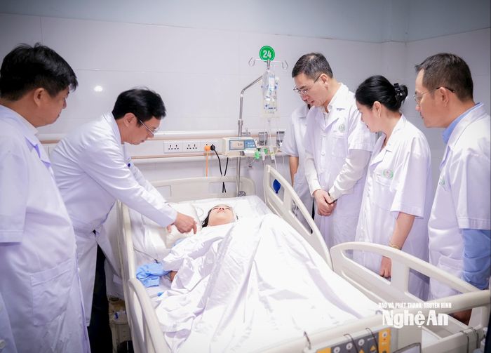 Đoàn công tác của Bộ Y tế thăm hỏi, tặng quà cho điều dưỡng Nguyễn Thùy Trang. Ảnh: Thành Chung