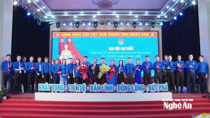 Ban Chấp hành Đoàn TNCS Hồ Chí Minh UBND tỉnh Nghệ An nhiệm kỳ 2025 – 2030 ra mắt Đại hội. Ảnh: Võ Đức An