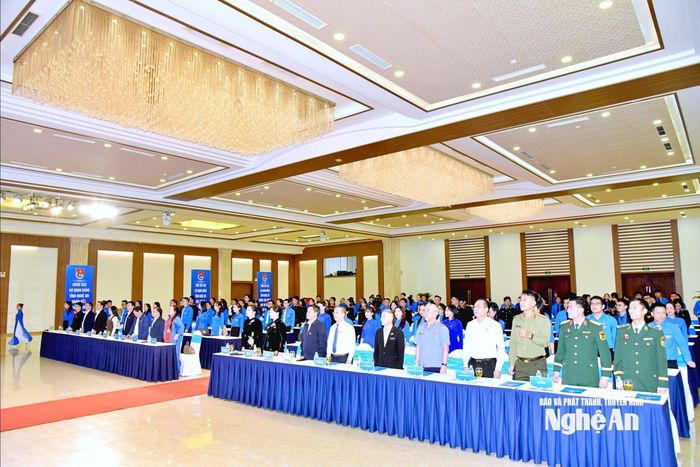 Đại biểu tham dự đại hội thực hiện nghi thức chào cờ. Ảnh: Hoài Thu