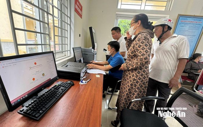 Người dân phường Trường Vinh cập nhật dữ liệu đất đai. Ảnh: Nguyễn Hải