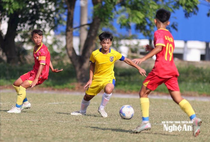 Minh Chánh thi đấu đầy nỗ lực nơi tuyến giữa của U14 SLNA. Ảnh: Đức Anh
