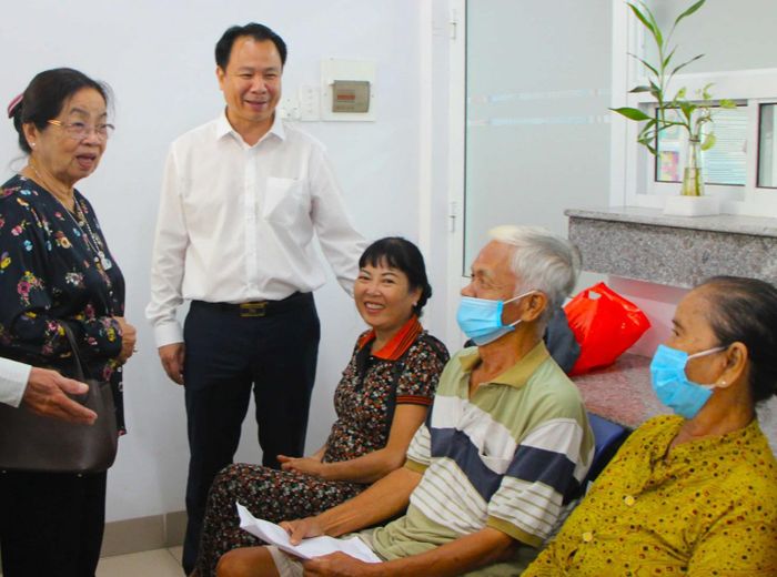 Thăm hỏi tình hình sức khỏe, động viên người dân đến khám sàng lọc.