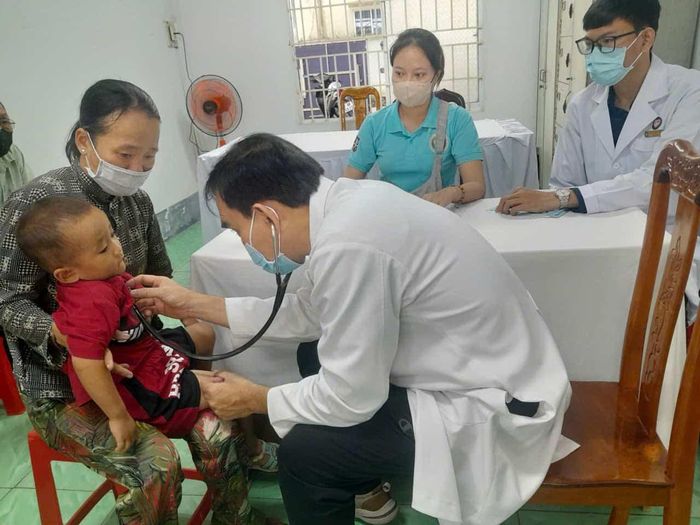 Khám, sàng lọc cho người dân tại Trung tâm Y tế Thoại Sơn.