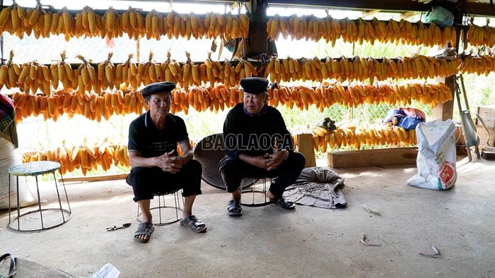 Ông Của tích cực vận động nhân dân phát triển kinh tế để thoát nghèo.
