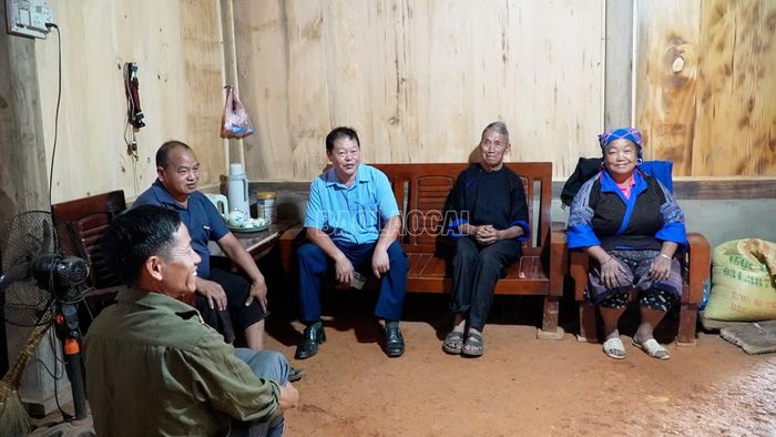Già Làng Lử (thứ hai từ phải sang) đến chúc mừng, động viên gia đình anh Thào Chờ Rùa vừa làm xong ngôi nhà mới.