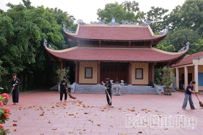 Mỗi chiều, ngoài giờ lên lớp, nhiều thiếu niên, nhi đồng được phụ huynh gửi gắm “học mà chơi” trên mảnh sân này