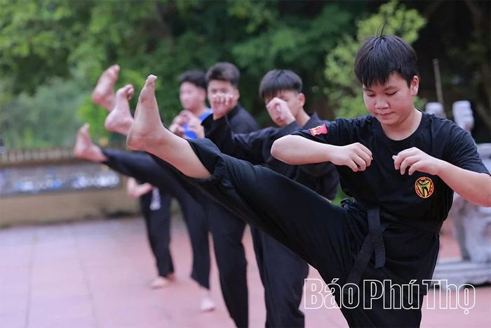 Tham gia luyện tập võ thuật vừa là sân chơi giúp các em rèn luyện sức khỏe, tác phong và kỹ năng tự vệ, đồng thời bồi dưỡng đạo đức, sự tự tin và ý thức kỷ luật