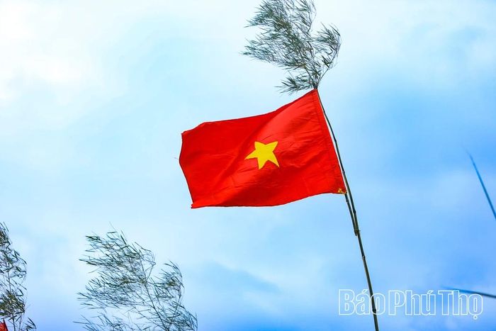 Cờ đỏ sao vàng tung bay phấp phới tại lễ hội