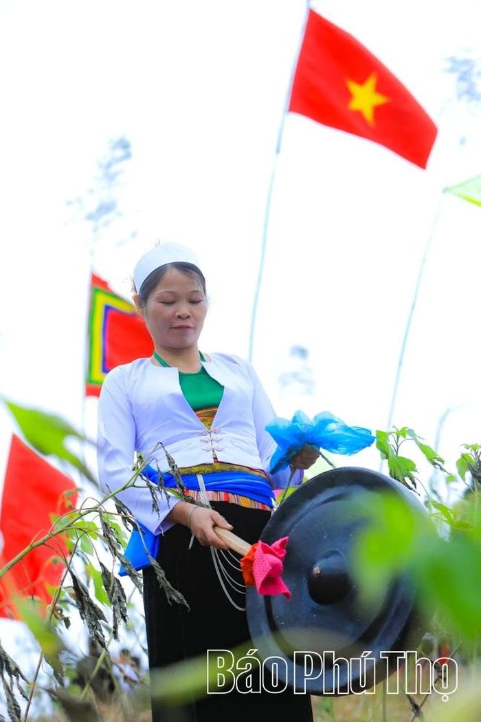 Cô gái Mường giữ nhịp chiêng ngân vàng giữa núi rừng Tây Bắc