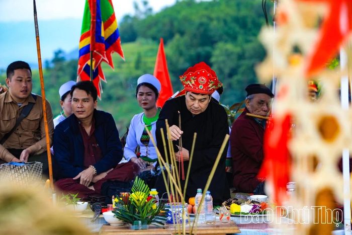 Thầy mo Bùi Văn Minh thực hiện nghi lễ Mừng cơm mới