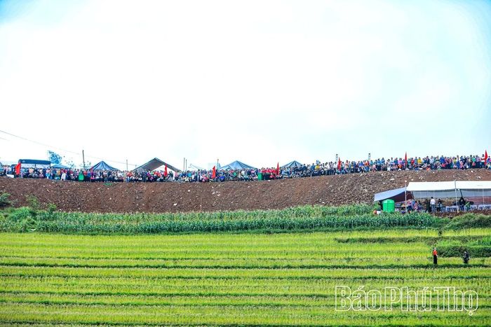 Đông đảo du khách thập phương hòa mình vào không khí của lễ hội