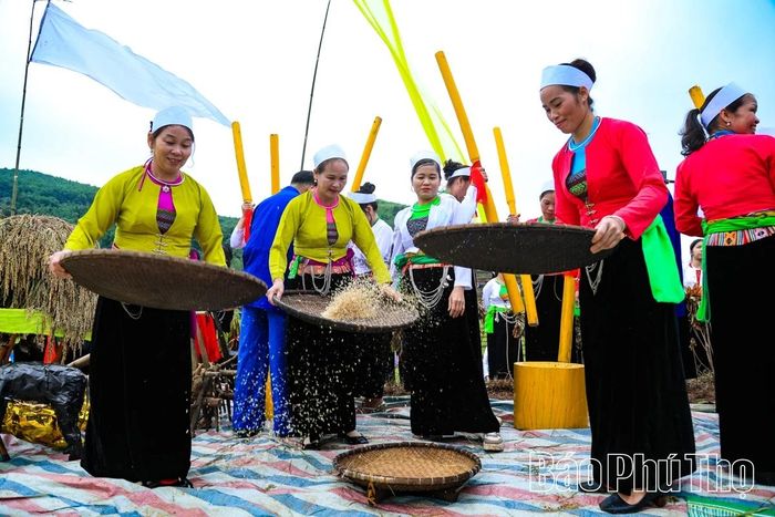 Phụ nữ mường sàng gạo trong lễ cúng mừng cơm mới