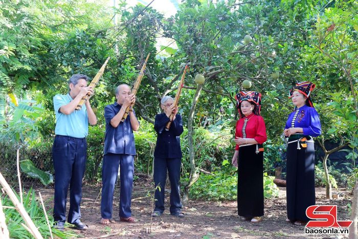 Các thành viên CLB Bảo tồn văn hóa Thái Yên Châu sinh hoạt văn nghệ.