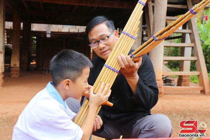 Ông Lừ Văn Thanh dạy cháu thổi khèn bè.