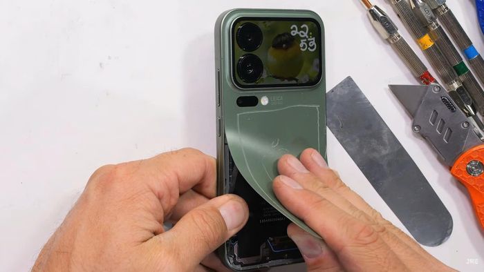  Mặt lưng Xiaomi 17 Pro dễ dàng bị bẻ cong do sử dụng chất liệu nhựa. Ảnh: JerryRigEverything. 