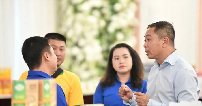 Ông Phạm Hải Quỳnh – Viện trưởng Viện Phát triển du lịch châu Á đang tư vấn hoàn thiện sản phẩm sinh kế bản địa nông nghiệp cho các bạn thí sinh khởi nghiệp là thanh niên.Ảnh: ATI
