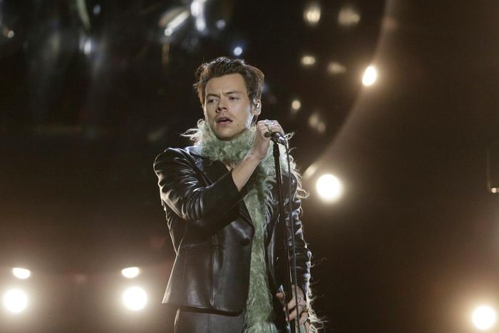 Harry Styles biểu diễn ca khúc “Watermelon Sugar” tại Grammy 2021