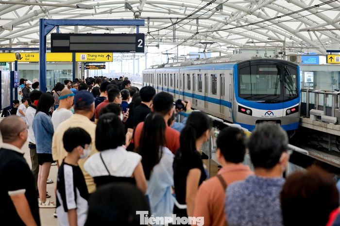  Tuyến metro số 1 sau khi đi vào vận hành đang dần thay đổi thói quen di chuyển của người dân TPHCM, lượng hành khách ngày càng tăng. 