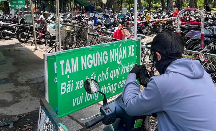  Ghi nhận của Tiền Phong tại các ga Bến Thành, Bình Thái, Khu Công nghệ cao, Suối Tiên và Đại học Quốc gia cho thấy, từ khoảng 7h sáng, các bãi giữ xe đã kín chỗ. Nhiều nơi phải treo bảng “ngừng nhận xe” dù mới đầu giờ làm việc. 