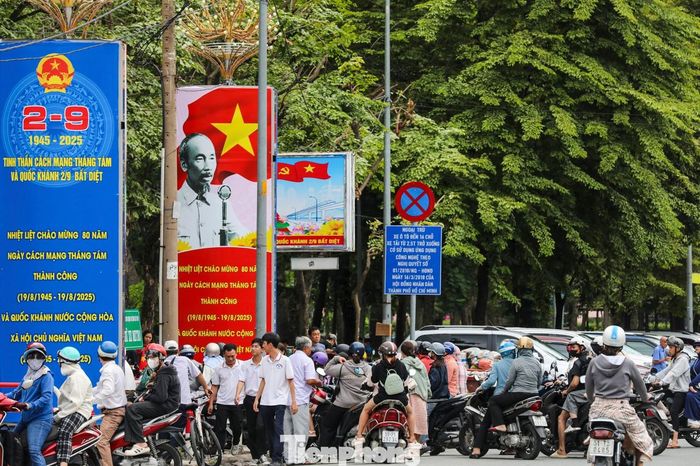  Tình trạng quá tải, thiếu chỗ gửi xe đã diễn ra suốt nhiều tháng qua, đặc biệt vào những dịp nghĩ lễ lượng khách tăng đột biến. 