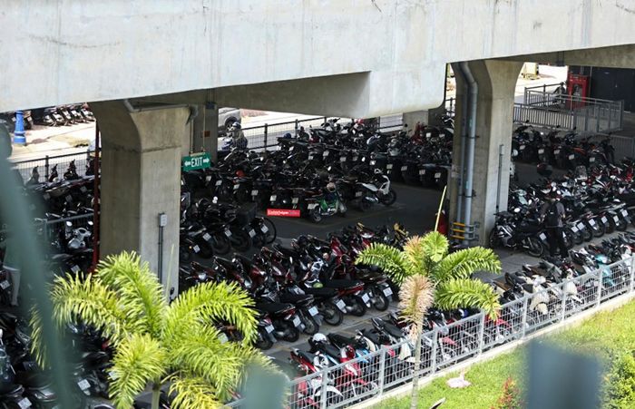  Một nhân viên tại bãi xe metro cho biết, lượng xe bắt đầu kín chỗ từ khoảng 7 giờ 30. “Từ thời điểm đó, chỉ khi nào có xe ra thì mới cho xe khác vào được”, người này nói. Mức giá giữ xe tại đây do lực lượng Thanh niên xung phong quản lý, hiện là 4.000 đồng/lượt. 