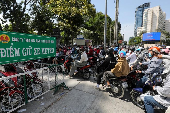  Theo đề xuất từ một số địa phương có thể nghiên cứu bố trí các bãi giữ xe vệ tinh quanh nhà ga, liên kết với hệ thống xe buýt hoặc xe điện mini trung chuyển. Bên cạnh đó, cần có cơ chế kiểm soát giá giữ xe hợp lý, tránh tình trạng thu phí cao tại các bãi tự phát. 
