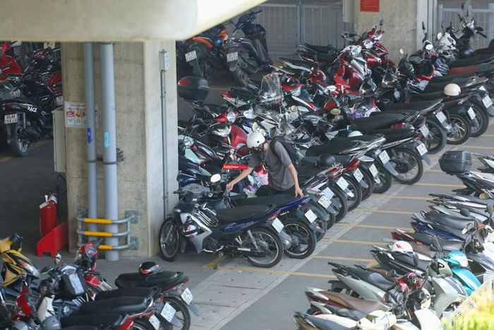  Tại ga Đại học Quốc gia, nơi có lượng sinh viên di chuyển lớn mỗi ngày, các bãi giữ xe tại đây cũng rơi vào tình trạng quá tải. 