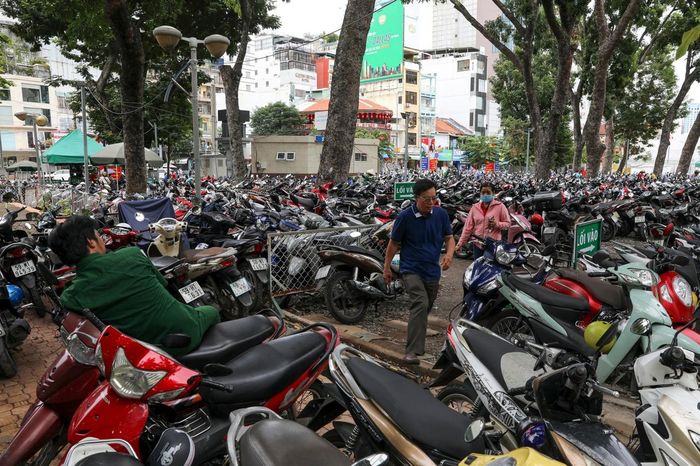  Tại ga Bến Thành, hàng dài xe máy cũng phải nối đuôi nhau chờ vào bãi giữ. Hiện các bãi giữ xe tại các nhà ga tuyến Metro số 1 có sức chứa tối đa khoảng 450 xe mỗi bãi, nhưng vẫn không đáp ứng được nhu cầu thực tế của người dân. 