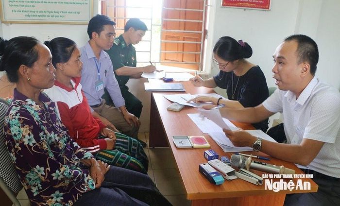 Cán bộ Cục Hộ tịch, quốc tịch, chứng thực (Bộ Tư pháp) hướng dẫn người dân khai thông tin để điền vào tờ khai nhập quốc tịch theo mẫu. Ảnh tư liệu: K.L