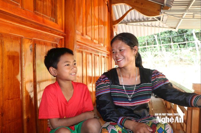 Niềm vui của chị Lương Thị Xôm cùng con trai trong ngôi nhà mới được xây dựng từ nguồn hỗ trợ xóa nhà dột nhà tạm 2025. Ảnh: K.L