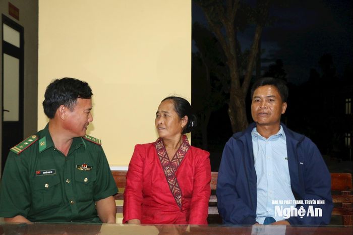 Cặp vợ chồng Việt- Lào Xeo Phò Hoài và Xeo Mẹ Xuôn ở bản Huồi Lê trò chuyện với cán bộ Đồn Biên phòng Keng Đu. Ảnh: K.L