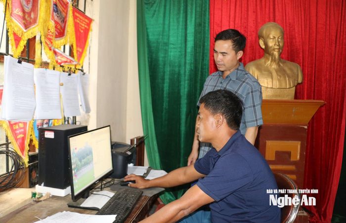 Nhờ có vợ vun vén việc nhà, anh Xeo Phò Hoài - Bí thư Chi bộ bản Huồi Lê (ngồi) yên tâm làm tròn dân, việc bản. Ảnh: K.L