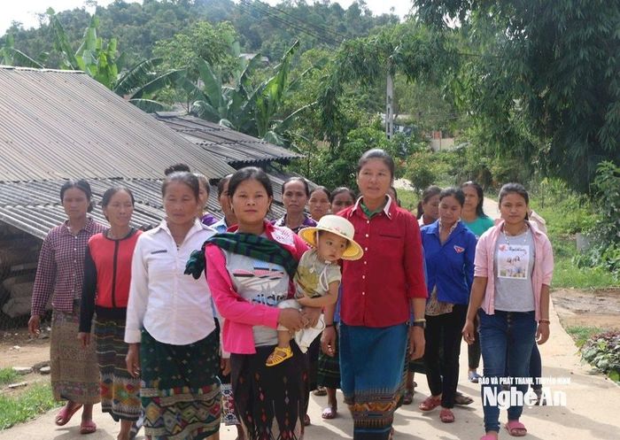 Phụ nữ Lào kết hôn không giá thú cư trú tại xã Keng Đu đi làm thủ tục nhập quốc tịch và đăng ký kết hôn. Ảnh tư liệu: K.L