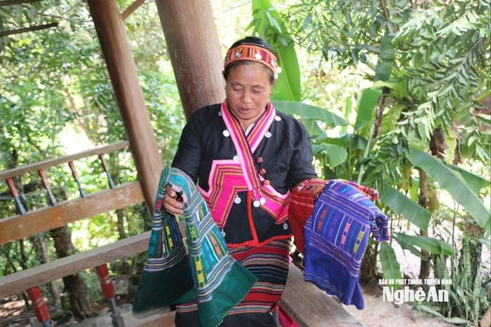 Chị Lương Mẹ Lư - người gốc Lào là một trong những người dệt thổ cẩm giỏi ở bản Kèo Cơn xã Keng Đu. Ảnh: K.L