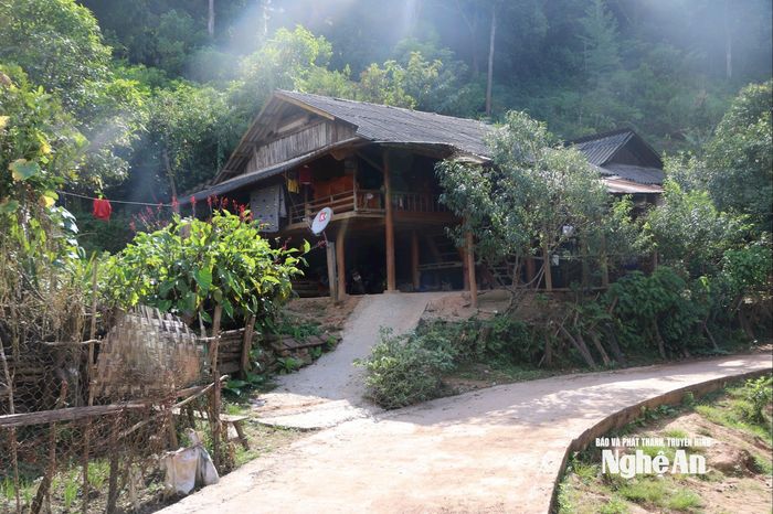 Bản Kèo Cơn xã Keng Đu có 8 tổ ấm chồng Việt, vợ gốc Lào. Ảnh: K.L