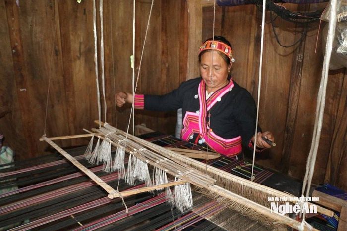 Chị Lương Mẹ Lư dệt thổ cẩm nhập cho tổ dệt bản Kèo Cơn. Ảnh: K.L