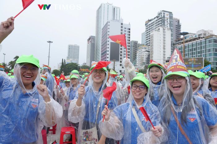 Tất cả cùng đội mưa, hòa chung nhịp tim hướng về Đoàn Thanh Tùng.