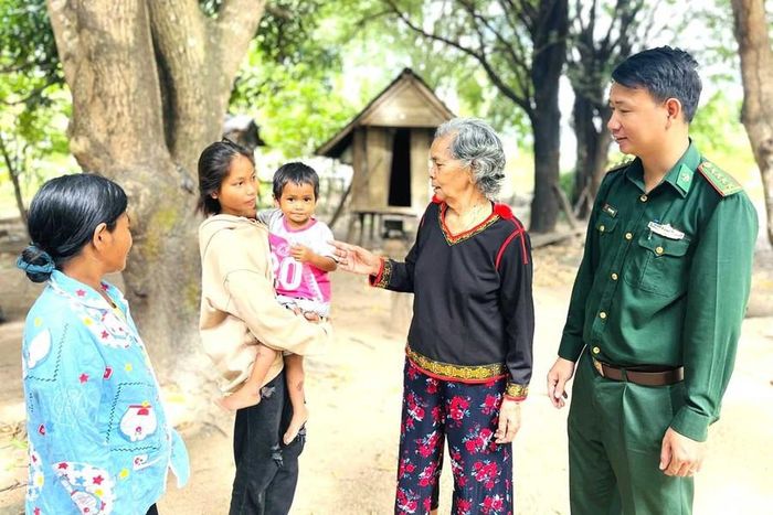 Già làng Ksor H’Blâm (thứ 2 từ phải sang) cùng Bộ đội Biên phòng thăm người dân trong làng. Ảnh: Phương Dung