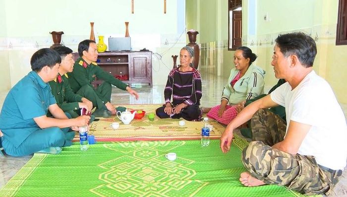 Già làng Siu Phyin (thứ 4 từ trái sang) trò chuyện cùng bộ đội Ban Chỉ huy Phòng thủ khu vực 4-Chư Prông và cán bộ, dân quân, người dân trong xã Ia Púch. Ảnh: Phương Dung