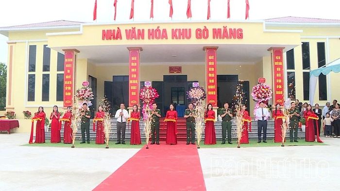 Các đại biểu cắt băng khánh thành Nhà văn hóa khu Gò Măng.