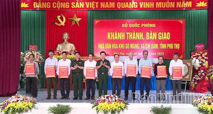 Trung tướng Đỗ Xuân Tụng và Trung tướng Phạm Đức Duyên trao quà cho các gia đình chính sách.