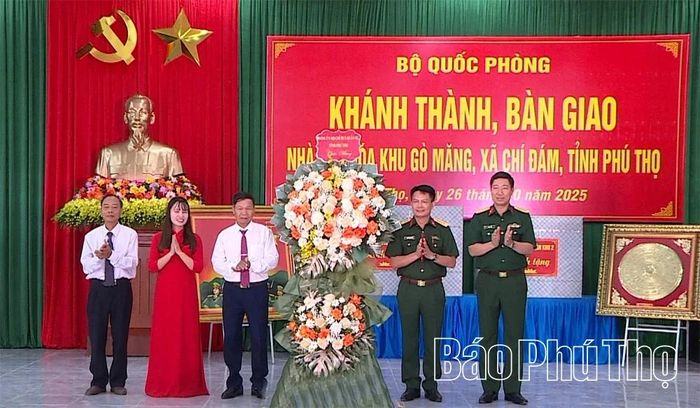Chỉ huy trưởng Bộ CHQS tỉnh Nguyễn Đình Cương tặng hoa chúc mừng Đảng bộ, chính quyền và Nhân dân xã Chí Đám.